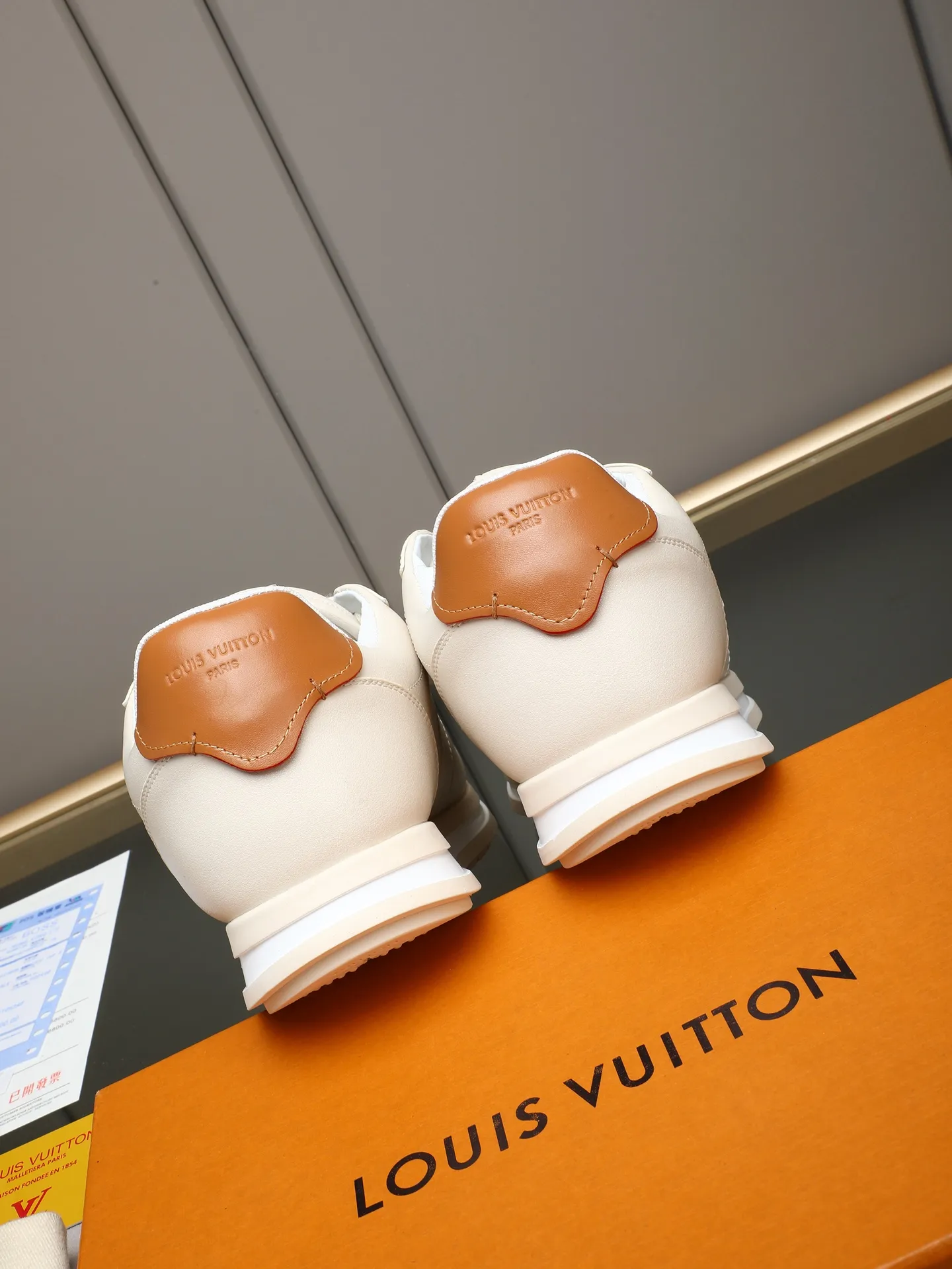 PP560 LV Louis Vuitton L Jialu Brand Runner Tatic Series Thick-soled Casual Sports Shoes Running Shoes Original purchase, development and production This LV Runner Tatic sports shoe combines technical materials such as mesh fabric and ribbons to interpret the inspiration of traditional mountaineering shoes. LV letters are written on one side, the lariat buckle of the quick lacing system is embellished with Monogram flowers and Louis Vuitton logos, and the light and wear-resistant rubber outsole completes the whole. ▪️Fabric: Original imported cowhide + mesh ▪️Inner lining: Original customized breathable mesh ▪️Sole: Original open-molded anti-slip rubber combination material ▪️Size: Men's 38-44 (customized for 45 and 46)
